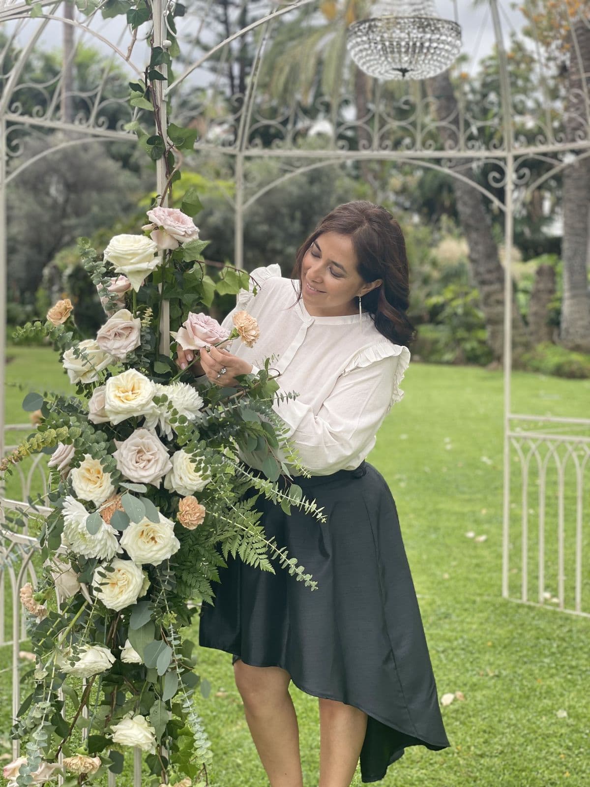 Crisana schmückt eine Hochzeit mit Blumen